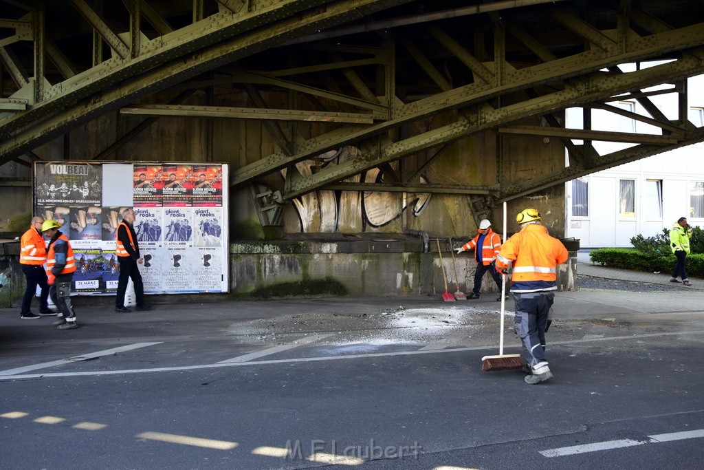 LKW blieb unter Bruecke haengen Koeln Deutz Deutz Muelheimerstr P161.JPG - Miklos Laubert